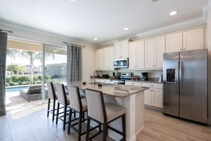 Fridge, oven, stovetop, dishwasher