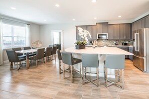 Fridge, oven, stovetop, dishwasher - Home near Disney with Air Hockey Table and Waterpark & Resort Access at Encore. (Reunion)