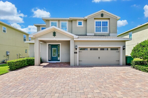 Exterior - Luxury Home with Themed Rooms, Game Room and Waterpark & Resort Access near. (Reunion)