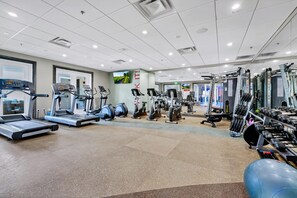 Fitness facility - Luxury Home with Themed Rooms, Game Room and Waterpark & Resort Access near. (Reunion)