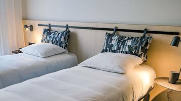 Rom – standard, 2 enkeltsenger | Sengetøy av topp kvalitet, minibar og safe på rommet