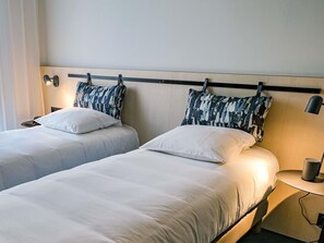 Kamar Standar, 2 Tempat Tidur Twin | Seprai premium, minibar, brankas, dan didekorasi berbeda-beda