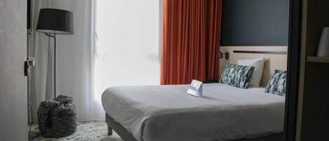 Ropa de cama de alta calidad y caja de seguridad en la habitación