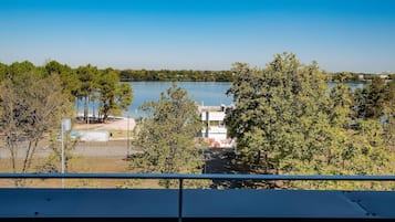 Camera Standard, 1 letto matrimoniale, vista lago | Biancheria da letto di alta qualità, minibar, una cassaforte in camera