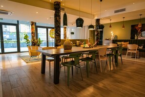 ランチ、ディナーに営業 (地中海料理)