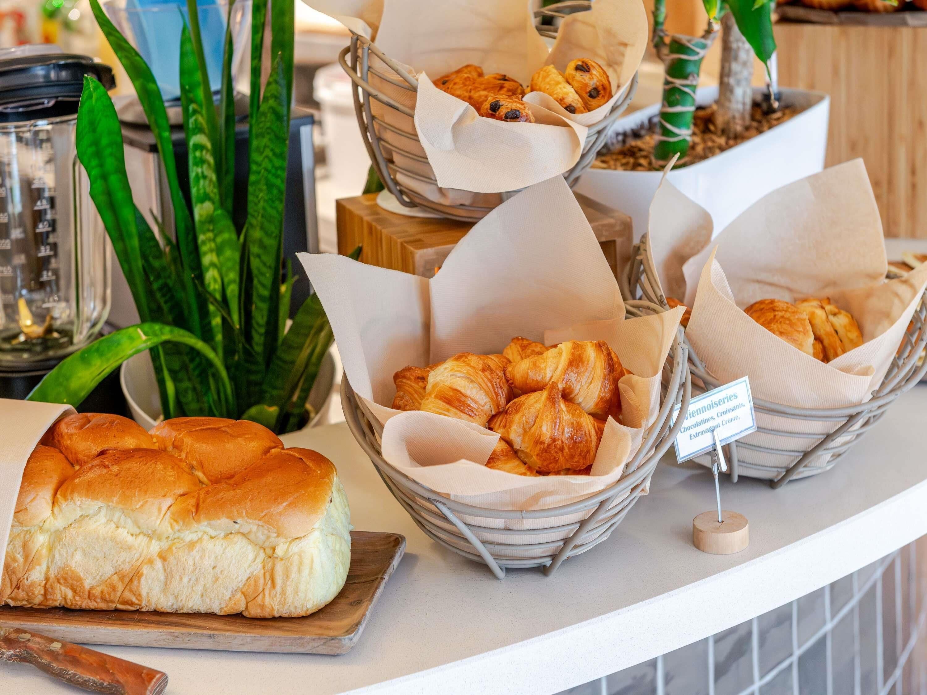 Una vitrina de panadería con panes y pasteles.