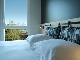 Standard Room, 1 Double Bed, Lake View | Premium bedding, minibar, in-room safe, individually decorated