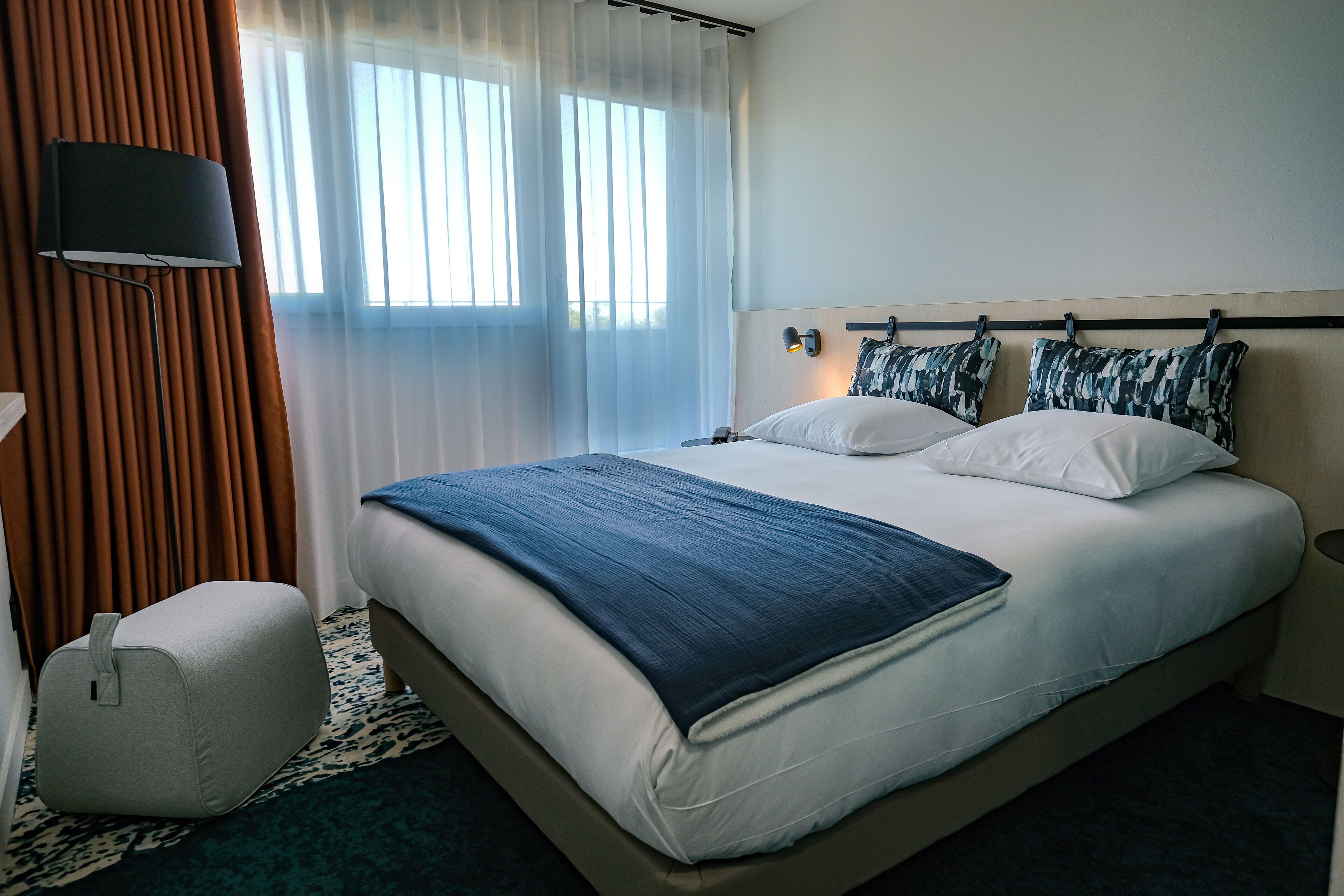 Ropa de cama de alta calidad y minibar 