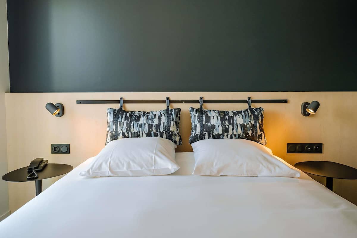 Hochwertige Bettwaren, Minibar, Zimmersafe, individuell dekoriert