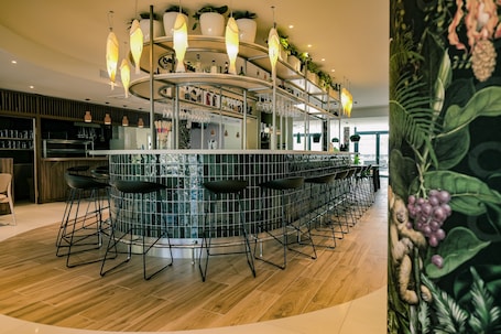 酒吧(店内). 宜必思尚品波尔多湖布鲁日酒店(2025年11月开业)