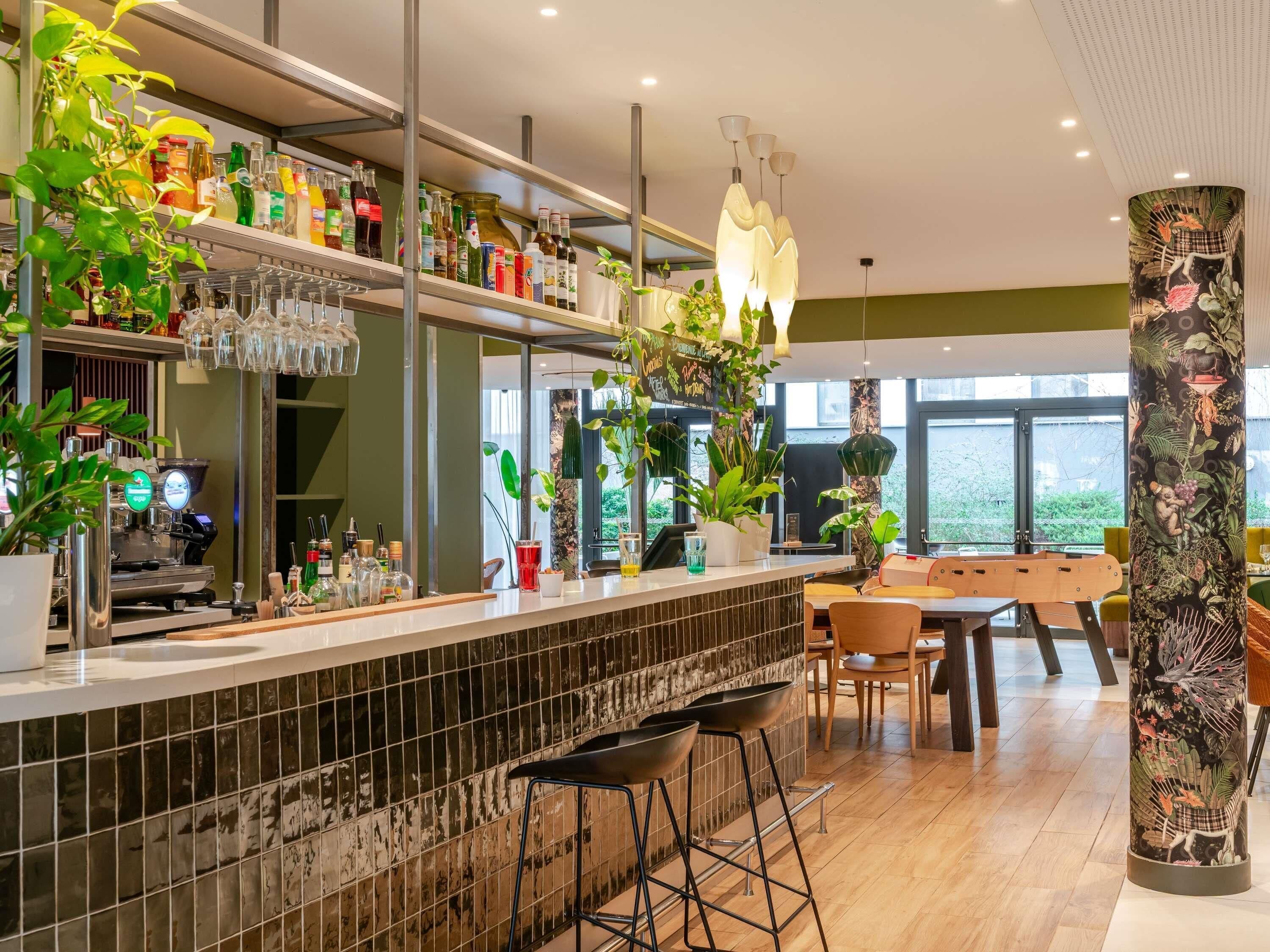 Bar (trong khuôn viên)
