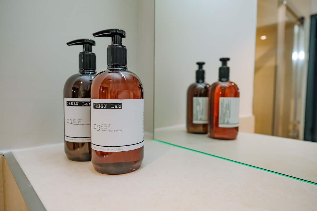 standard twin room | bathroom amenities | shower, eco-friendly toiletries, hair dryer, towels