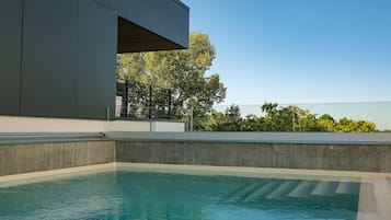 Una piscina al aire libre de temporada