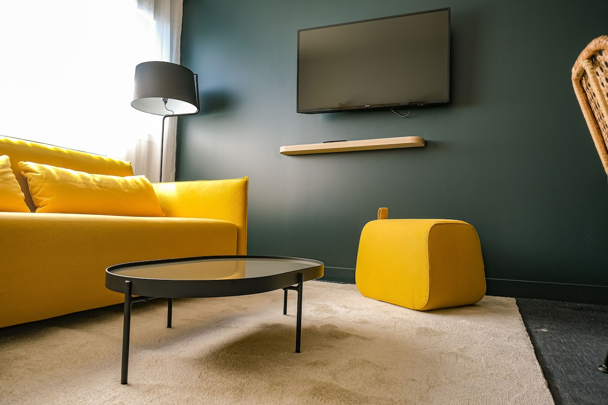 Superior-Apartment | Wohnbereich | 110-cm-Flachbildfernseher mit Digitalempfang, Fernseher