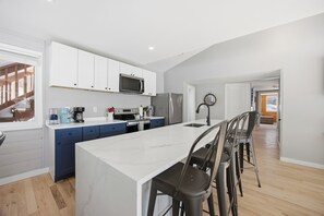 Geladeira, micro-ondas, fogão, cooktop