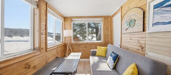 New Lakefront Home sleeps 14 with dock.