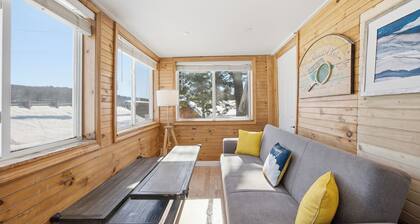 New Lakefront Home sleeps 14 with dock.