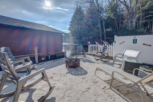 New Lakefront Home sleeps 14 with dock.