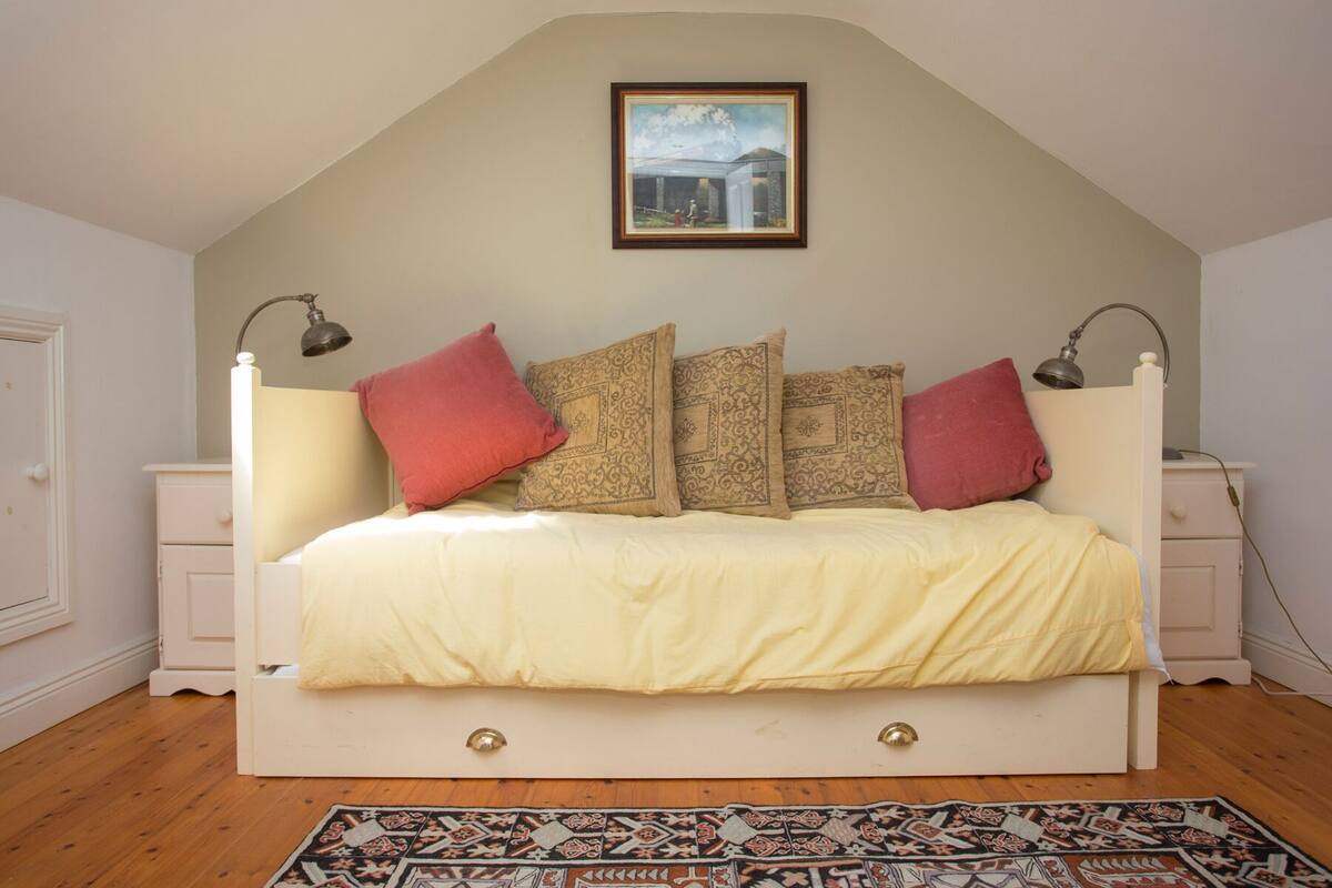 Brittas Bay Park No 12 - sleeps 5 adults and 4 children | 4 slaapkamers, individueel gemeubileerd, een strijkplank/strijkijzer