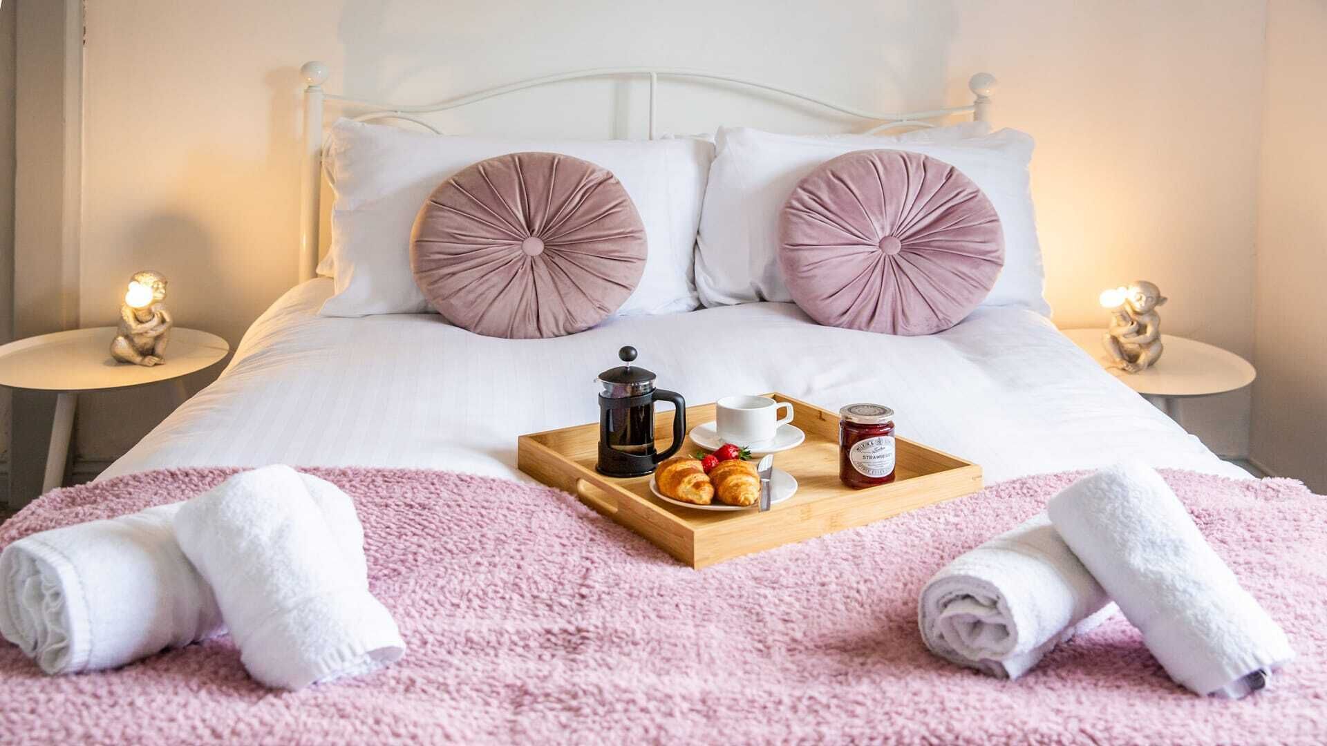 4 habitaciones, tabla de planchar con plancha, wifi y ropa de cama 