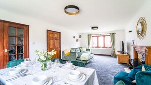 Interior - Burgess Beach House - Hot Tub - Garden - Pets OK (Caister-on-Sea)