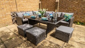 Outdoor dining - Burgess Beach House - Hot Tub - Garden - Pets OK (Caister-on-Sea)
