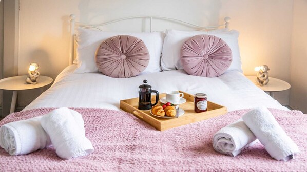 4 bedrooms, iron/ironing board, WiFi, bed sheets