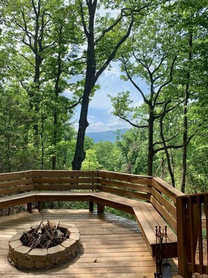 Terrace/patio - Pet-friendly cabin with covered porch, King bed, and laptop friendly workspace (Dahlonega)