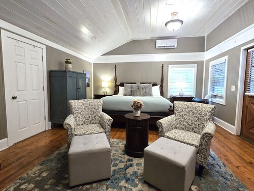 Spacious King Bedroom Cabin with Private Deck