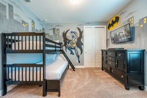 8 bedrooms, in-room safe, iron/ironing board, free WiFi - Vibrant Home near Disney with Private Pool, Themed Rooms and Waterpark & Resort. (Reunion)