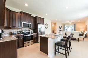 Kylskåp, ugn, spishäll och diskmaskin