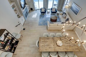 Un salon moderne avec une table à manger, des canapés et une bibliothèque.