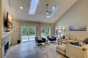 Una Smart TV, una chimenea