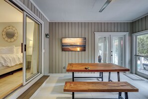 5 bedrooms, iron/ironing board, free WiFi, bed sheets