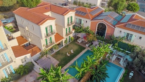 A residential complex with multiple houses, a swimming pool, and solar panels on the roofs. - Melekaki Alacati (Cesme)