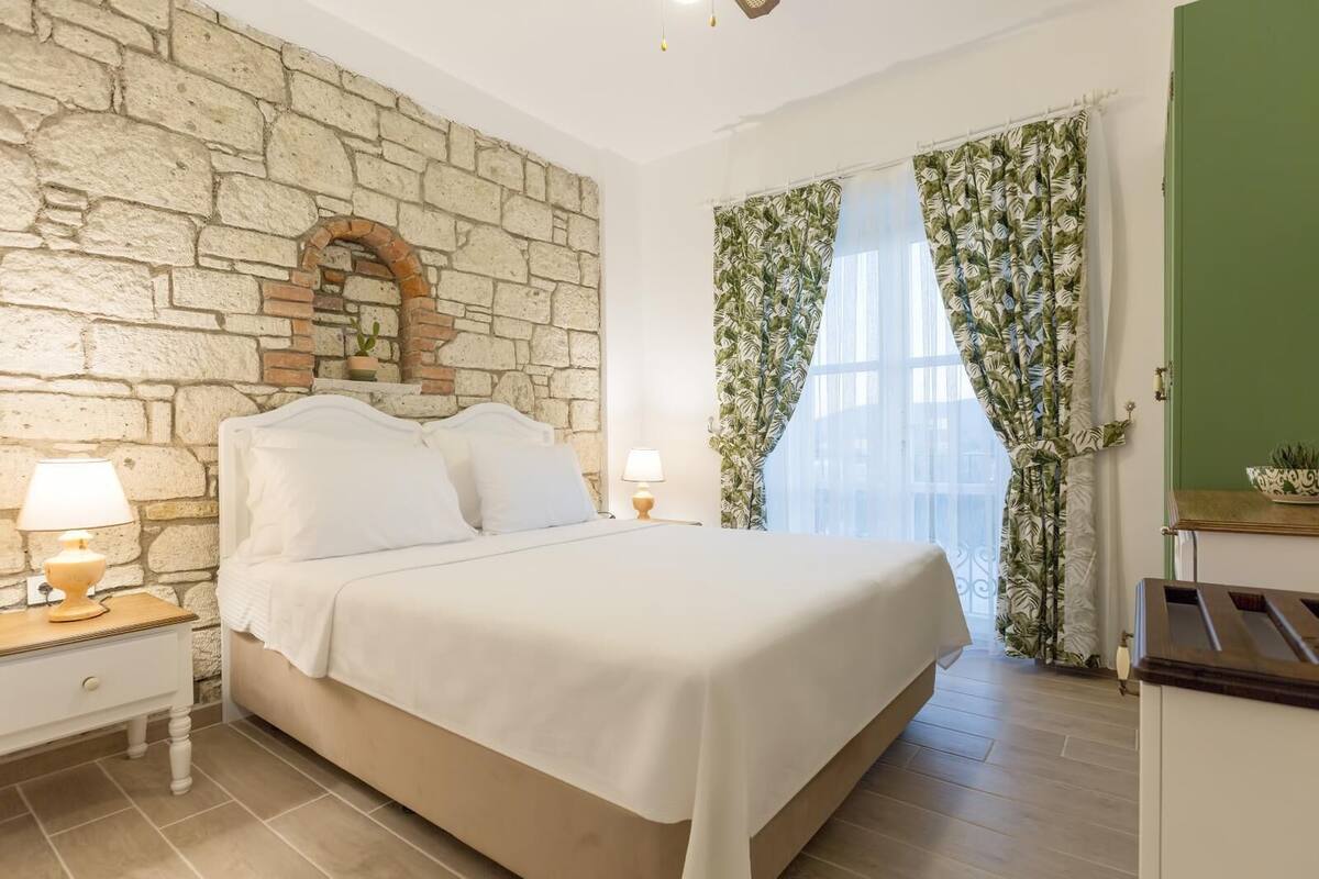 Minibar, free WiFi, bed sheets