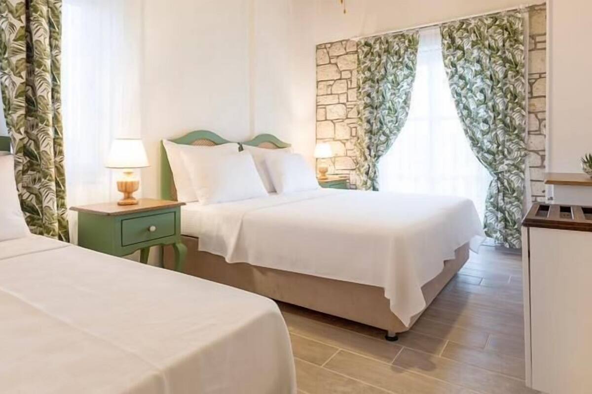 Minibar, free WiFi, bed sheets