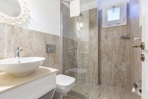 Douche, sèche-cheveux, chaussons, serviettes fournies