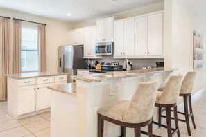 Kylskåp, ugn, spishäll och diskmaskin