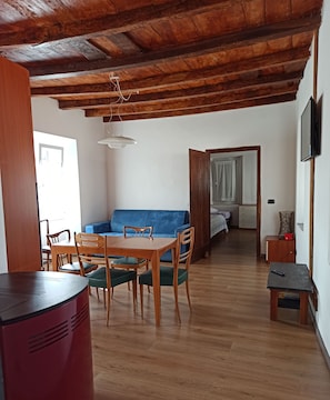 Familie appartement, 1 slaapkamer, bijgebouw | Een strijkplank/strijkijzer, beddengoed
