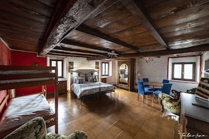 A room with a wooden ceiling, a bed, a desk, and a chair. - Casa Olmi (Centro Valle Intelvi)