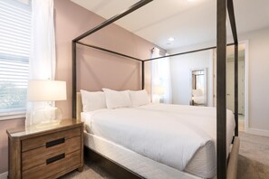 6 bedrooms, in-room safe, iron/ironing board, free WiFi - Modern Home near Disney with Private Pool, Media Room and WaterPark & Resort. (Reunion)