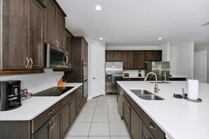 Kühlschrank, Ofen, Herdplatte, Geschirrspüler