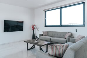 Loftsleilighet – grand | Oppholdsområde | En 50-tommers smart-TV med kabel-kanaler samt TV