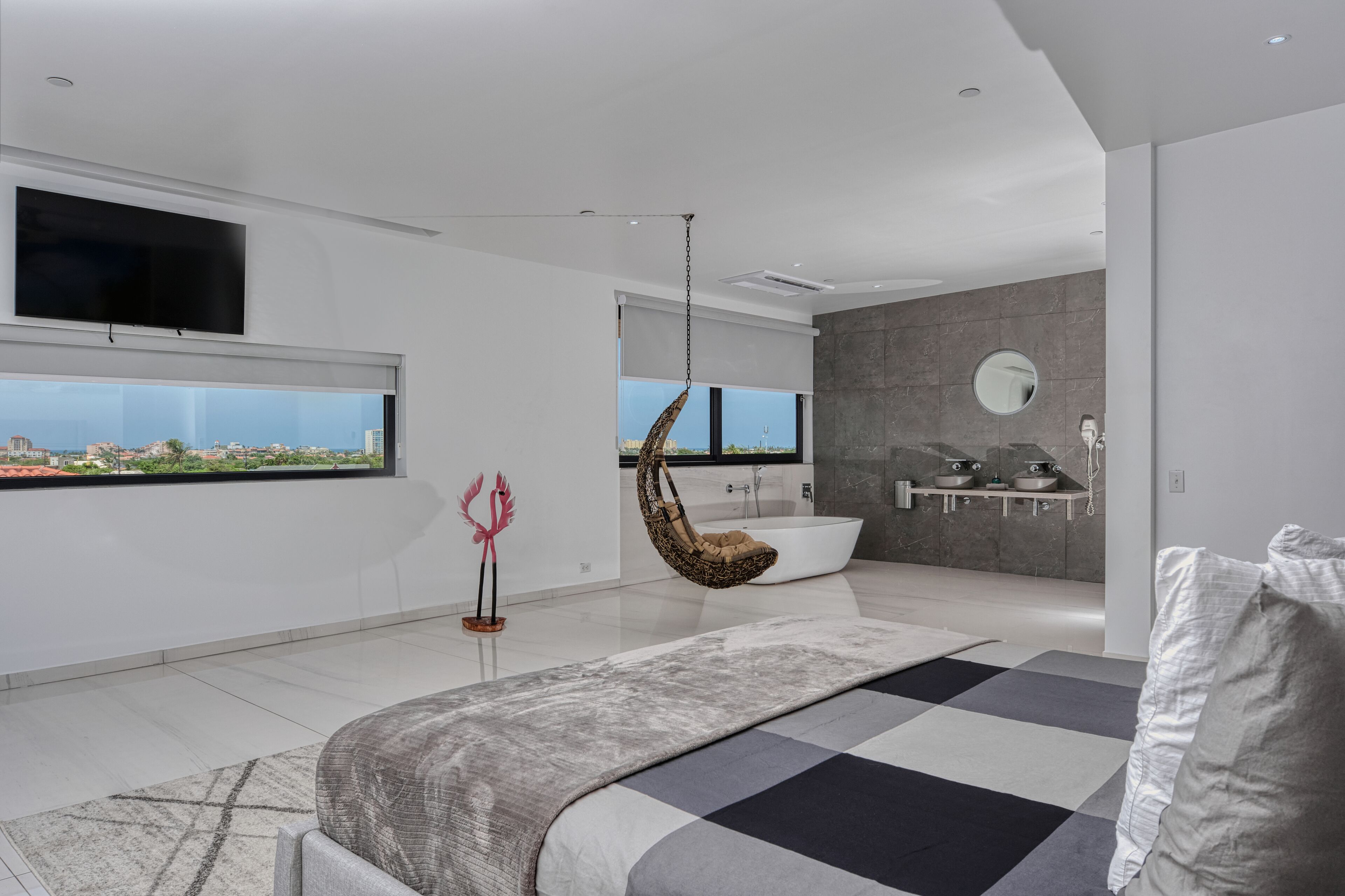 Grand Penthouse | Laptop workspace, blackout drapes, soundproofing, free WiFi