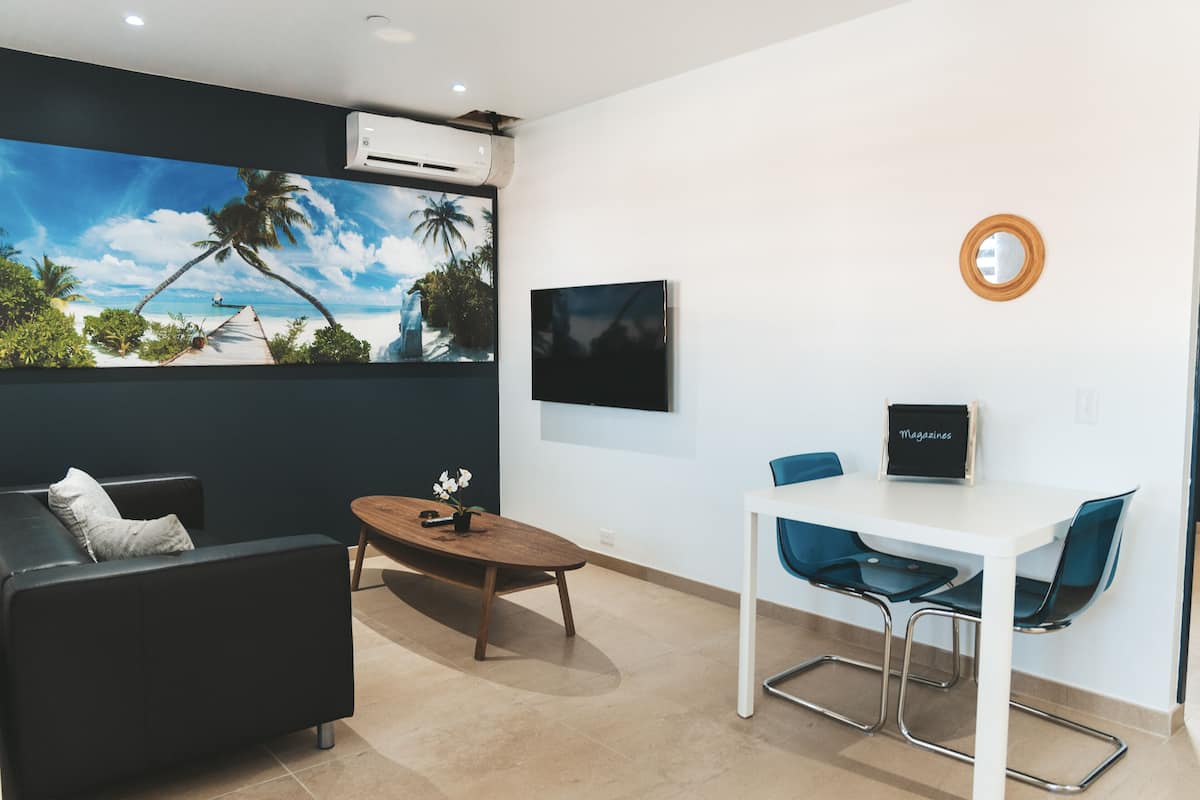 Deluxe Apartment | Laptop workspace, blackout drapes, soundproofing, WiFi (free)