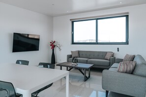 Loftsleilighet – grand | Oppholdsområde | En 50-tommers smart-TV med kabel-kanaler samt TV