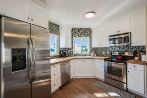 Refrigerador, microondas, horno y parrilla de estufa 