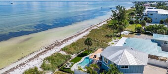 Sea La Vie AM: Bay front, pool, hot tub, rooftop deck, and water sports gear!