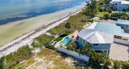 Sea La Vie AM: Bay front, pool, hot tub, rooftop deck, and water sports gear!